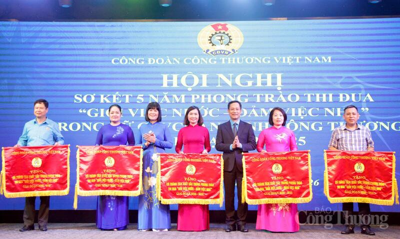 Công đoàn Công Thương tặng cờ cho tập thể có thành tích xuất sắc trong phong trào thi đua "Giỏi việc nước - Đảm việc nhà" giai đoạn 2020-2025.