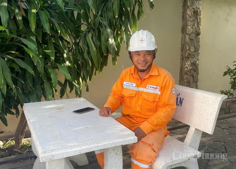 Anh Hồ Văn Huân công tác tại Tổ Quản lý vận hành, Công ty Điện lực Lâm Đồng.