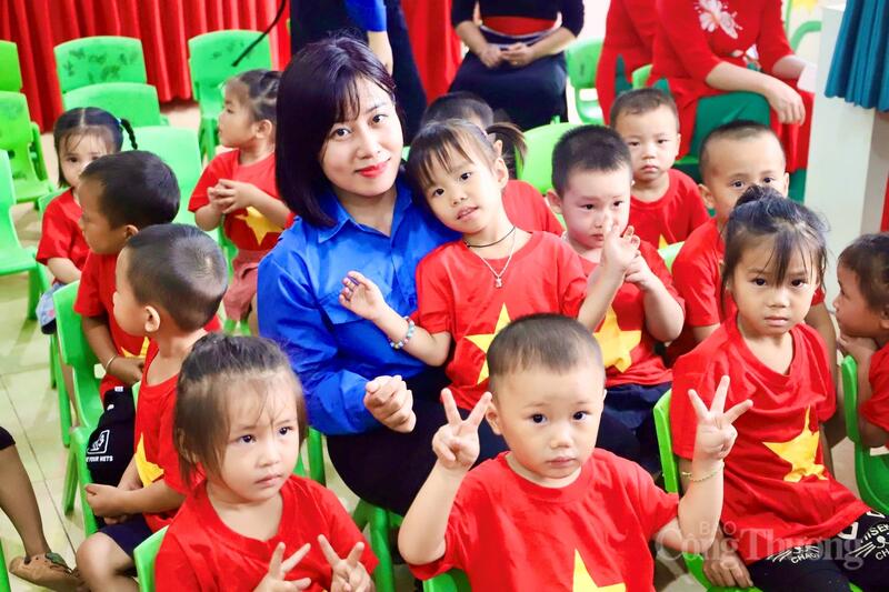 Đồng chí Nguyễn Ngọc Tâm (áo xanh).