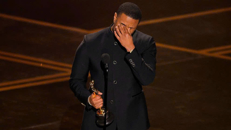 Michael B. Jordan nhận tượng vàng Nam diễn viên chính xuất sắc nhất tại lễ trao giải Oscar 2026. (Ảnh: Reuters)