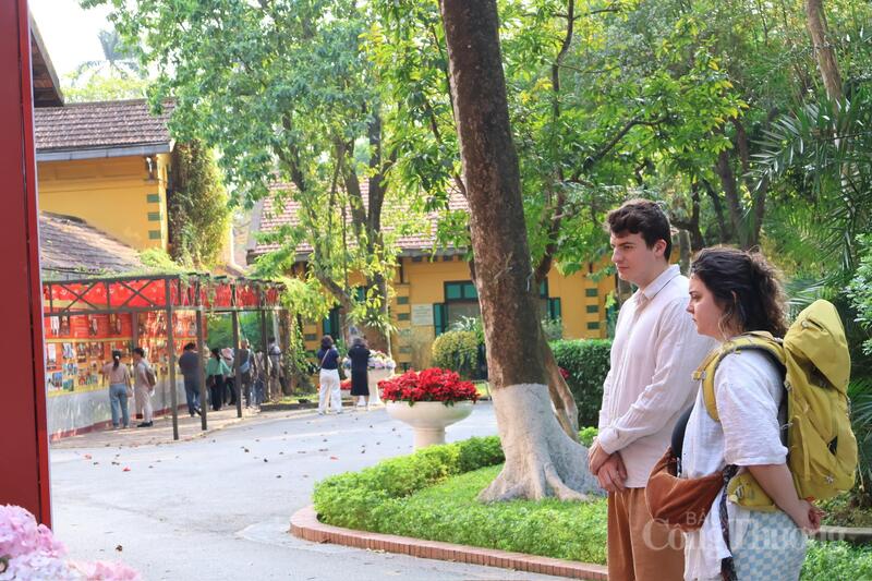 Du khách nước ngoài tìm hiểu các tác phẩm.