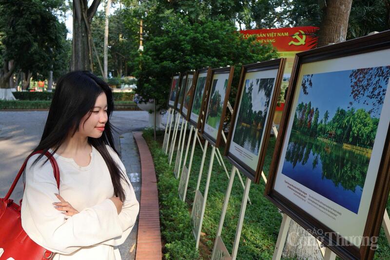 Bạn Trúc Ngân (Phú Thọ) tham quan, bày tỏ niềm tự hào và xúc động trước không gian lưu giữ những hình ảnh đẹp về nơi Bác Hồ có thời gian sinh sống, làm việc.