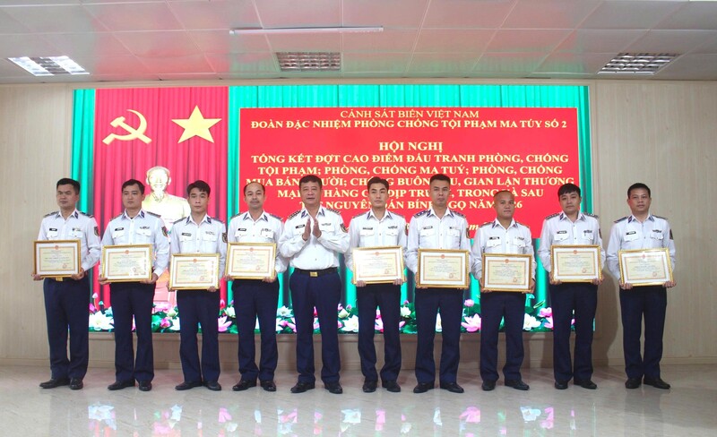 Đại tá Phan Quang Huy, Đoàn trưởng Đoàn đặc nhiệm phòng, chống tôi phạm ma tuý số 2 trao thưởng cho các tập thể, cá nhân có thành tích tốt trong đợt cao điểm. Ảnh: Nguyễn Long