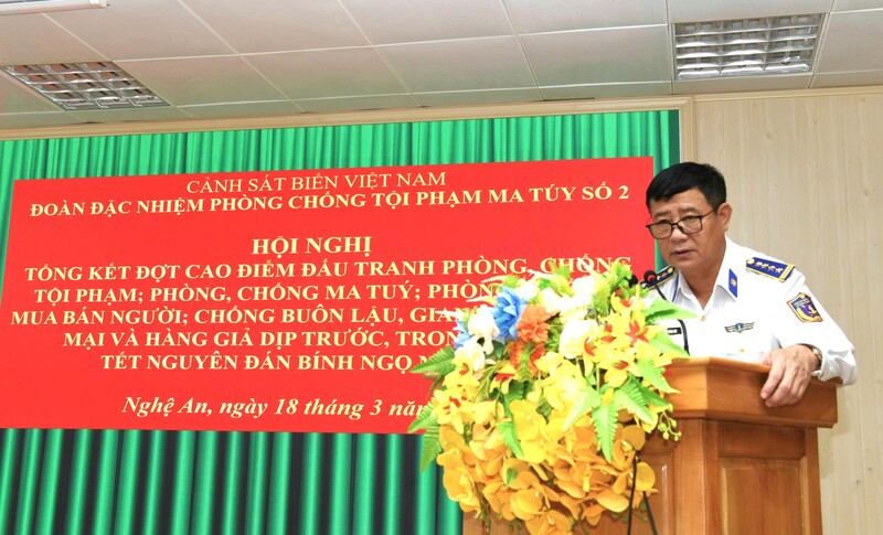 Đại tá Phan Quang Huy, Đoàn trưởng Đoàn đặc nhiệm phòng, chống tôi phạm ma tuý số 2 biểu dương những thành tích đã đạt được trong đợt cao điểm