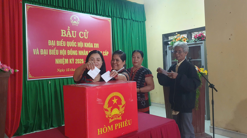 Đồng bào dân tộc thiểu số xã Bình Điền, thành phố Huế hăng hái tham gia đi bỏ phiếu bầu cử từ rất sớm. Ảnh: Nguyễn Tuấn