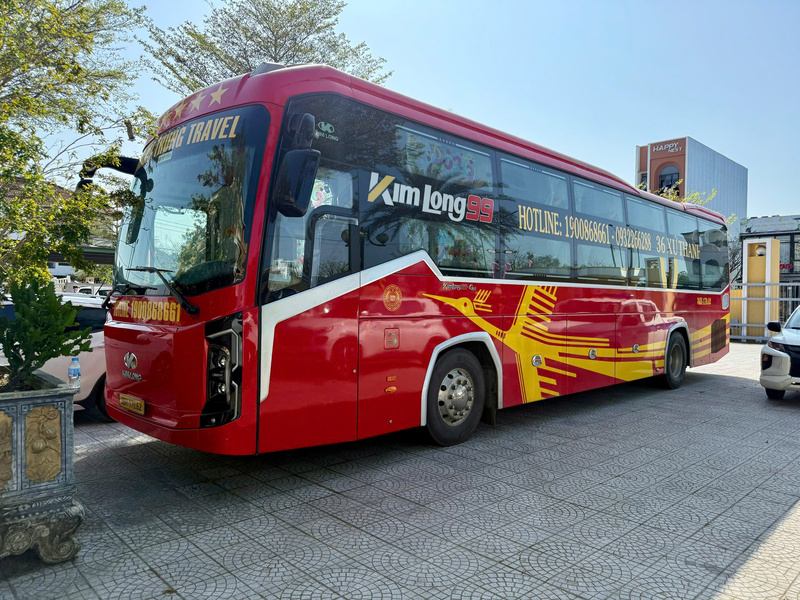 Xe khách bị tước kiểm định nhưng vẫn tham gia chở khách bị Công an thành phố Huế xử lý. Ảnh: H. Nhung