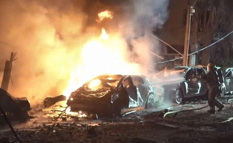 Hậu quả một vụ tập kích tên lửa Iran vào thành phố Tel Aviv (Israel). Ảnh: AP.