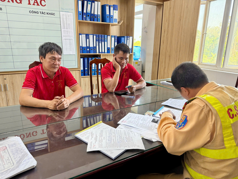 Các tài xế xe vi phạm làm việc với Công an thành phố Huế. Ảnh: H. Nhung