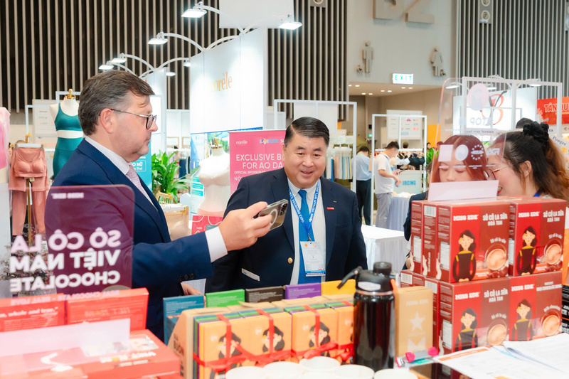 Doanh nghiệp duy trì mối quan hệ với khách hàng thông qua các thỏa thuận linh hoạt về thời gian giao nhận và chia sẻ chi phí vận hành. Ảnh: Công ty TNHH Thương mại dịch vụ nông trại EDE