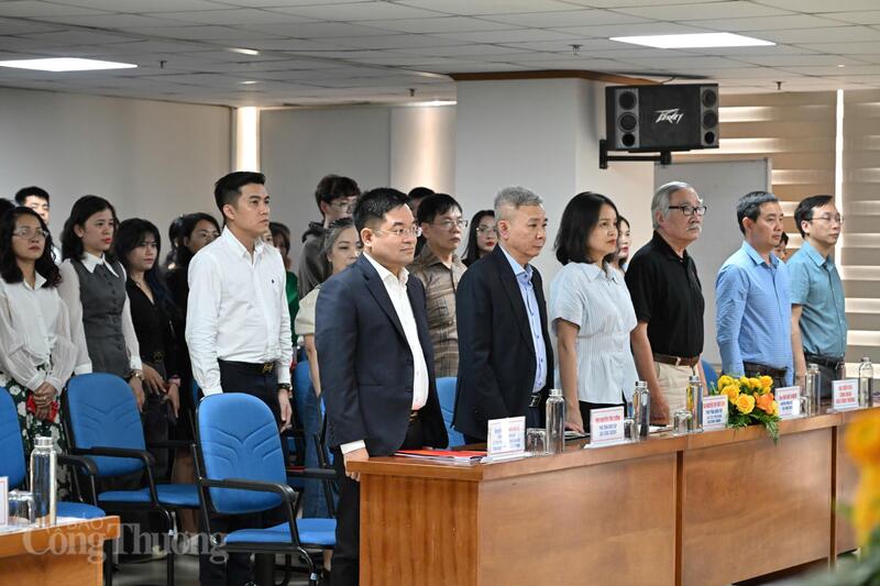 Các đại biểu của Liên Chi hội Nhà báo Báo Công Thương. Ảnh: Cấn Dũng