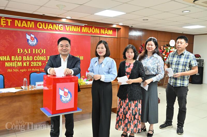 Các đại biểu bỏ phiếu bầu Ban chấp hành khóa mới. Ảnh: Cấn Dũng