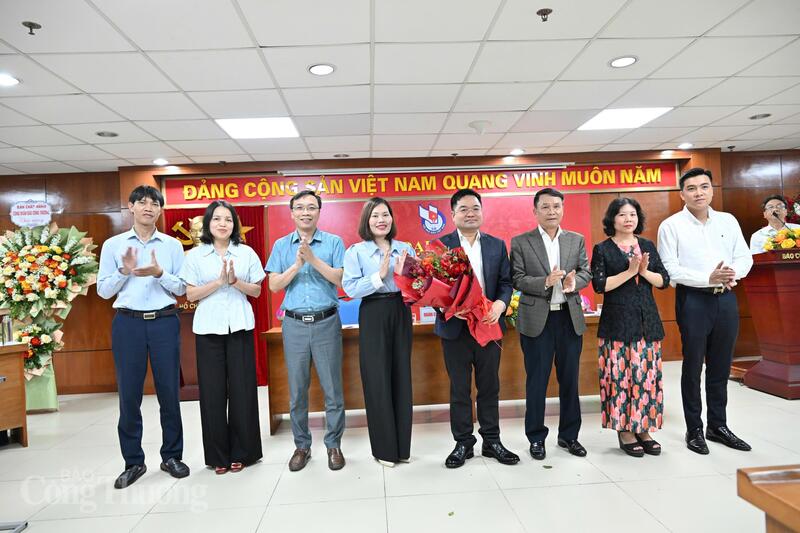 Nhà báo Nguyễn Đức Lợi - Phó Chủ tịch Thường trực Hội Nhà báo Việt Nam (thứ 3 từ phải sang) và Ban Chấp hành Liên Chi hội Nhà báo Báo Công Thương, nhiệm kỳ 2026 - 2031. Ảnh: Cấn Dũng