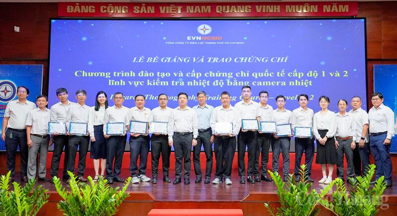 Trao chứng chỉ quốc tế kiểm tra nhiệt bằng camera nhiệt cho kỹ sư, kỹ thuật viên EVNHCMC.