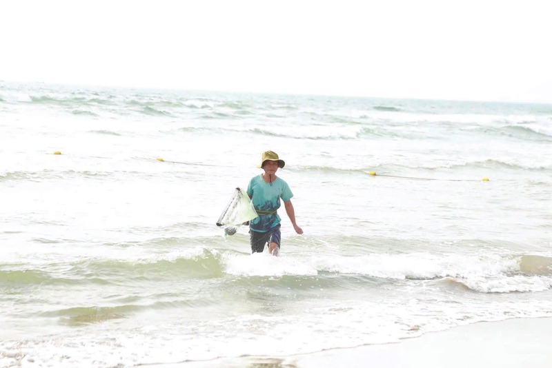 Người cào phải ngâm mình liên tục dưới biển để thu hoạch ốc. Ảnh Diễm Phúc