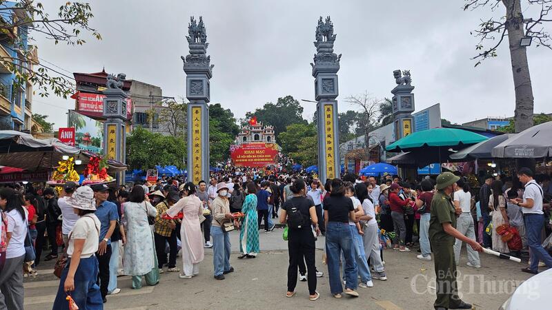 Người dân đi lễ đầu Xuân Bính Ngọ.