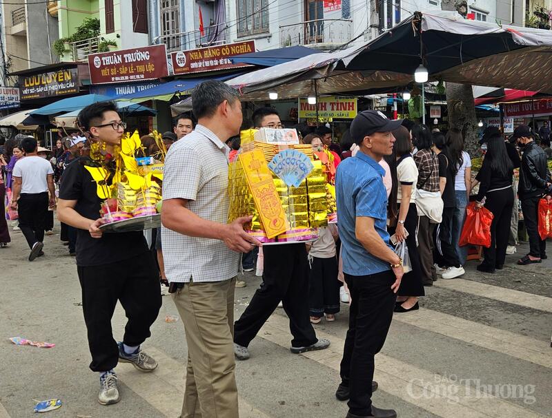 Người dân đi lễ tại Đền Bà Chúa Kho.