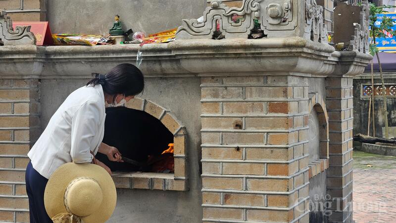 Khu vực đốt vàng mã tại chùa Dâu