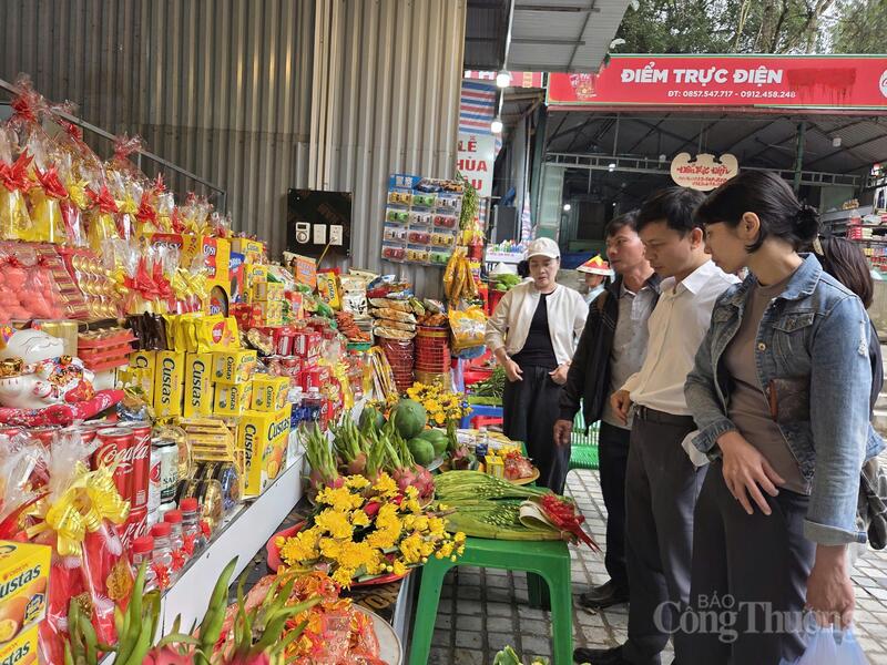 Các cửa hàng bán lễ tại chùa Hương chỉ bán một chút tiền vàng tượng trưng.