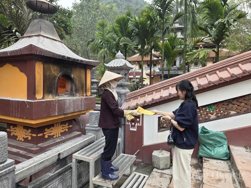 Người dân chủ yếu hóa sớ tại chùa Hương.