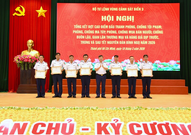 Đại tá Nguyễn Đức Hiếu, Phó Tư lệnh Pháp luật Vùng Cảnh sát biển 3 trao giấy khen cho các tập thể, cá nhân có thành tích tốt trong đợt cao điểm. Ảnh: CTV