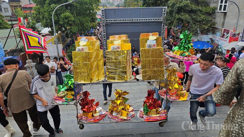 Di chuyển tiền vàng mã tại Đền Bà Chúa Kho