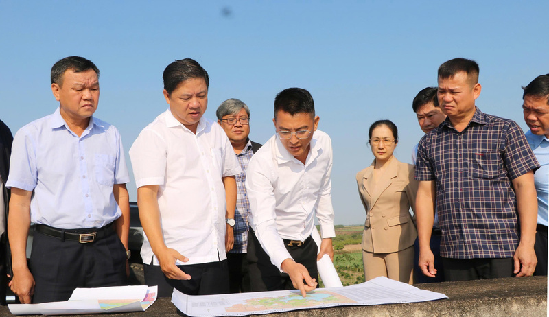 Bí thư Tỉnh ủy Đắk Lắk Lương Nguyễn Minh Triết (thứ 2 trừ trái qua phải) khảo sát các dự án điện năng lượng tái tạo. Ảnh: Hà My