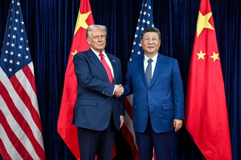 Tổng thống Mỹ Donald Trump cho biết sẽ hoãn chuyến thăm cấp nhà nước tới Trung Quốc, đồng thời lùi thời điểm tổ chức hội nghị thượng đỉnh với Tổng Bí thư, Chủ tịch Trung Quốc Tập Cận Bình. Ảnh: Tomorrow's Affairs.
