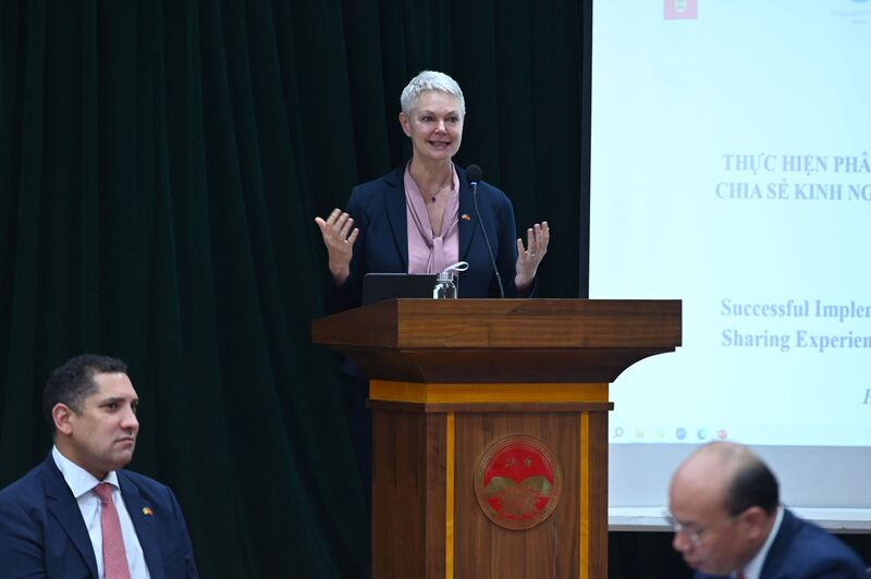 Đại sứ Na Uy tại Việt Nam Hilde Solbakken chia sẻ tại tọa đàm.