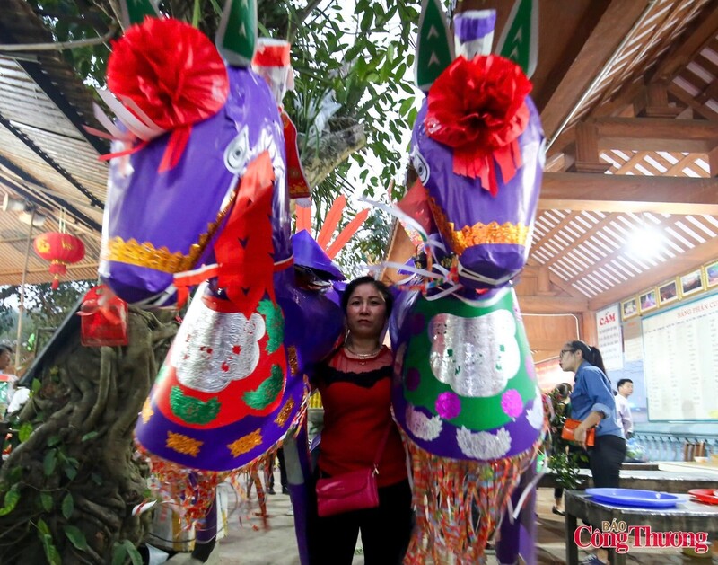 Đốt vàng mã là tập tục gắn với đời sống tâm linh, tín ngưỡng của người dân Việt Nam nhiều đời nay. Ảnh: Nam Nguyễn