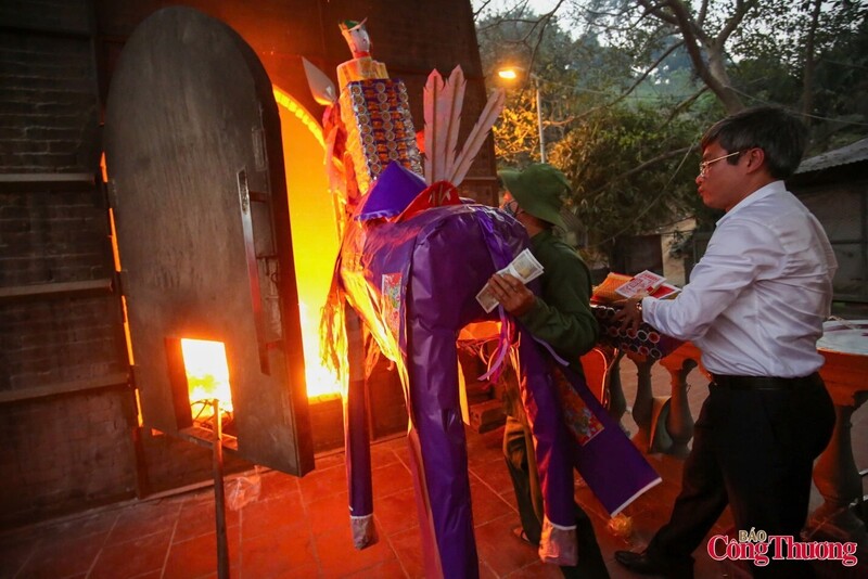 Cần tiếp tục tuyên tuyền nâng cao nhận thức của người dân về đốt vàng mã. Ảnh: Nam Nguyễn