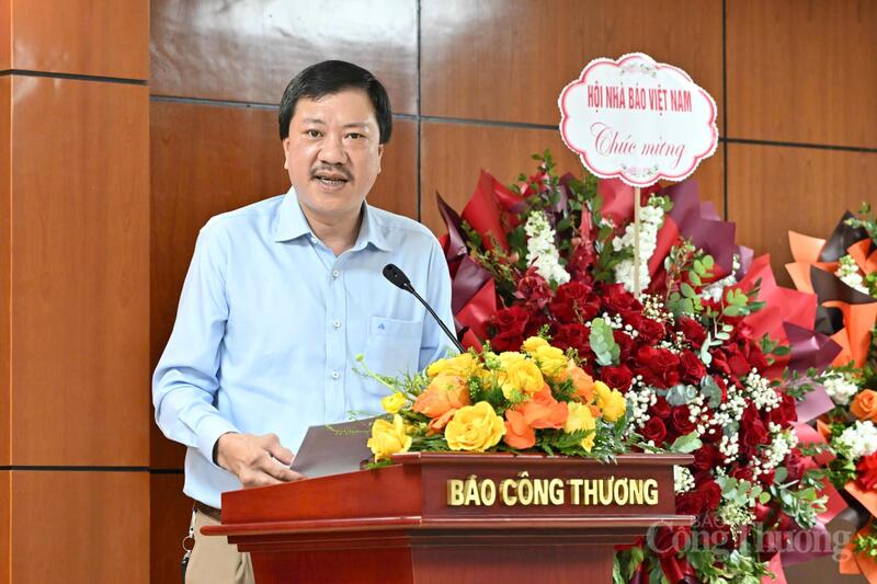 Ông Trần Thành Long - Giám đốc Trung tâm Truyền thông - Truyền hình Công Thương chia sẻ một số giải pháp nhằm nâng cao hiệu quả hoạt động của Liên Chi hội Nhà báo Báo Công Thương giai đoạn mới . Ảnh: Cấn Dũng