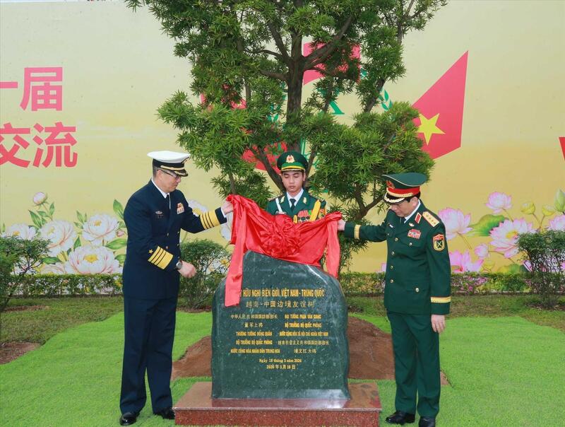 Đại tướng, Bộ trưởng Quốc phòng Phan Văn Giang và Thượng tướng, Bộ trưởng Quốc phòng Trung Quốc Đổng Quân trồng cây lưu niệm tại Cửa khẩu quốc tế Móng Cái. Ảnh: Trọng Đức/TTXVN
