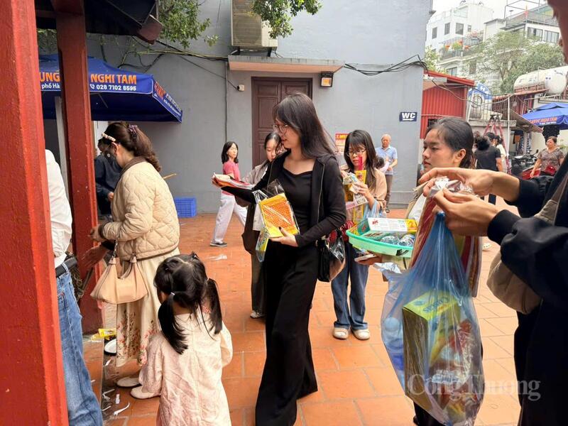 Người dân đi lễ tại Phủ Tây Hồ.