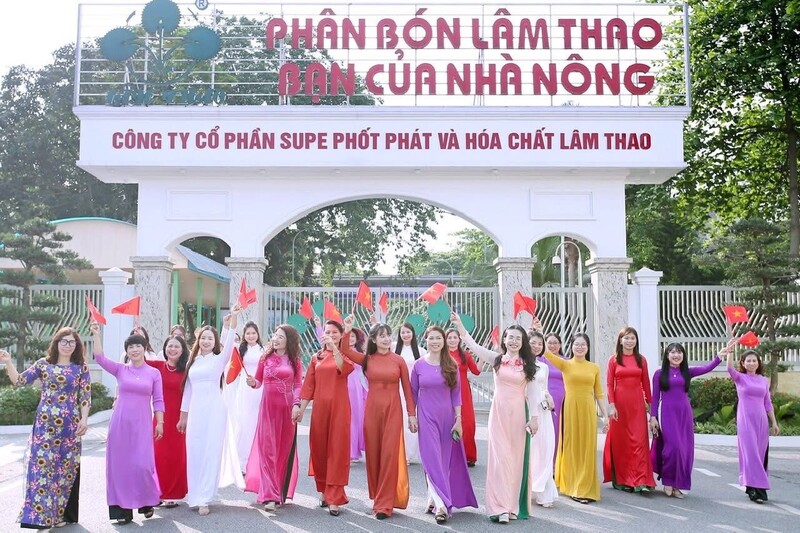 Nữ cán bộ, công nhân Công ty Cổ phần Supe Phốt phát và Hóa chất Lâm Thao tích cực hưởng ứng phong trào "Giỏi việc nước - Đảm việc nhà". Ảnh: NVCC
