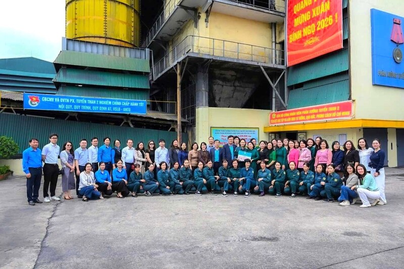 Đảng ủy Trung tâm điều hành TKV, Công đoàn Cơ quan TKV và lãnh đạo công ty thăm, động viên công nhân lao động Phân xưởng Tuyển than 2.