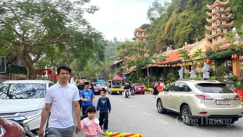 Người dân đi lễ đầu Xuân tại chùa Hang