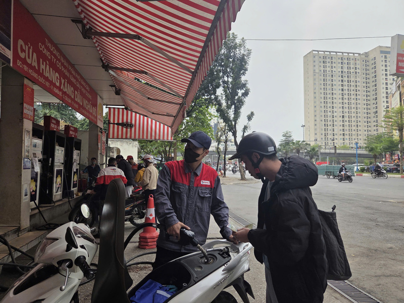 TP. Hà Nội yêu cầu các sở, ngành chủ động điều hành, kiểm soát chặt thị trường, bảo đảm nguồn cung xăng dầu ổn định trong mọi tình huống, không để xảy ra gián đoạn. Ảnh: Văn Thi