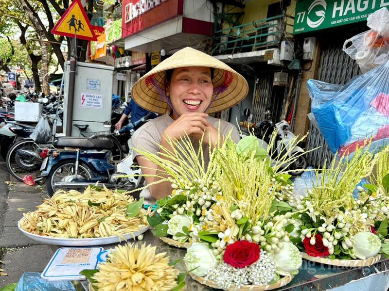 Cô Nguyễn Thị Hồng, chủ sạp hoa bưởi.