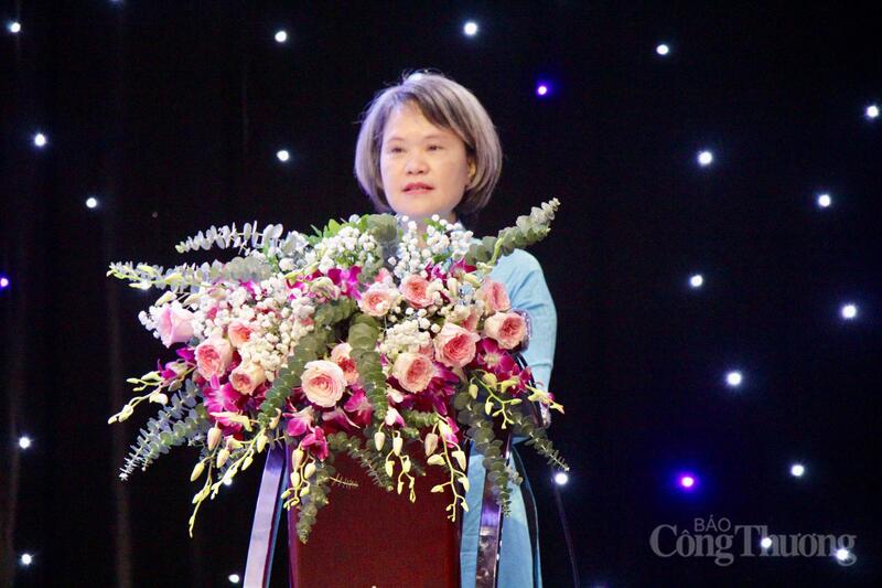 Bà Nguyễn Bích Hường - Trưởng ban Nữ công Công đoàn Công ty Thuốc lá Thăng Long. Ảnh: P.C