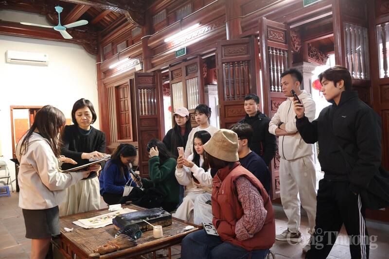 Đông đảo du khách đến trải nghiệm làm tranh. Ảnh: Phương Hà