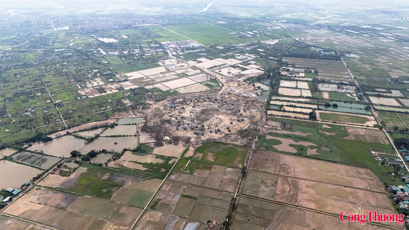 Những ngày này, đại công trường Sân vận độngTrống Đồng ghi nhận nhịp độ thi công khẩn trương, với máy móc, nhân lực hoạt động liên tục. Việc đẩy nhanh tiến độ được xem là yếu tố quan trọng nhằm sớm đưa công trình vào khai thác, phát huy hiệu quả đầu tư.