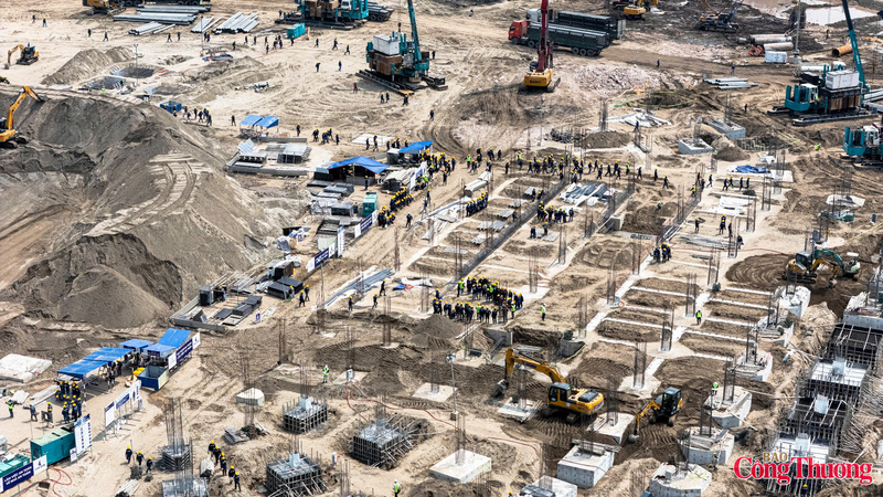 Các máy xúc, máy ủi hoạt động liên tục, trong khi xe tải trọng lớn tấp nập vận chuyển đất, đá.