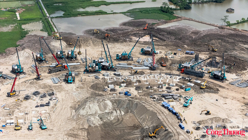 Trên nền đất rộng, nhiều thiết bị cơ giới được huy động để phục vụ san nền.