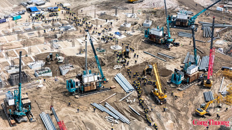 Tại nhiều vị trí, công nhân đang triển khai các hạng mục đào đắp, hạ cốt nền và san phẳng mặt bằng.