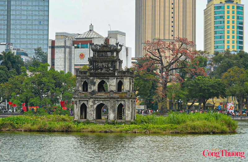 Hồ Hoàn Kiếm, trái tim thủ đô Hà Nội, mang nét đẹp cổ kính cùng cây gạo cổ thụ bung nở rực rỡ. Thời tiết tháng 3 tại Hà Nội đang rất đẹp, khô ráo thuận lợi để ngắm hoa nở, chụp ảnh, dạo bộ...