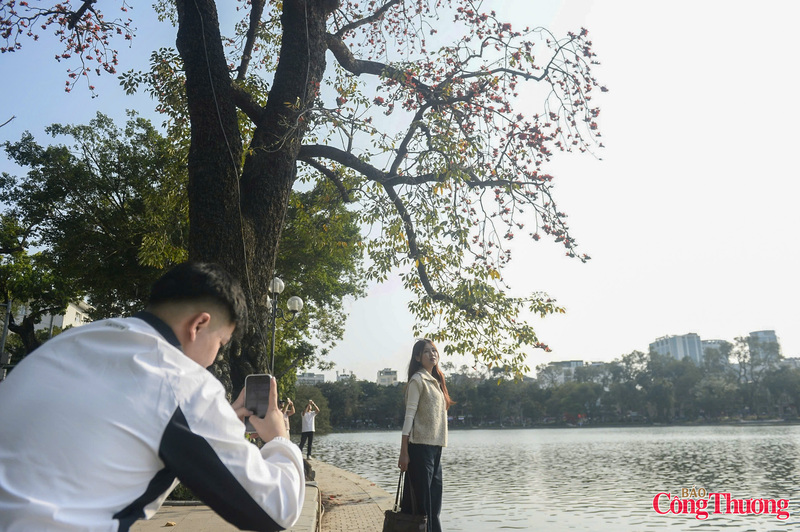 Người dân Thủ đô thong thả ngắm nhìn và lưu lại khoảnh khắc đẹp mùa hoa gạo.