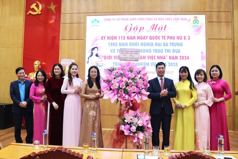 Công đoàn Công ty Cổ phần Supe Phốt phát và Hóa chất Lâm Thao tổ chức nhiều hoạt động tôn vinh giá trị và động viên tinh thần chị em phụ nữ toàn cơ quan. Ảnh: NVCC