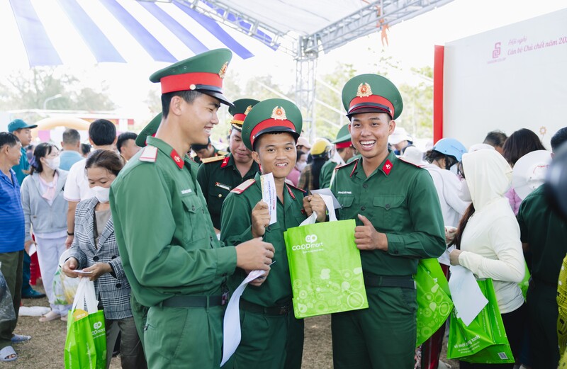 Cán bộ, chiến sĩ bộ đội náo nhiệt mua sắm tại phiên chợ.