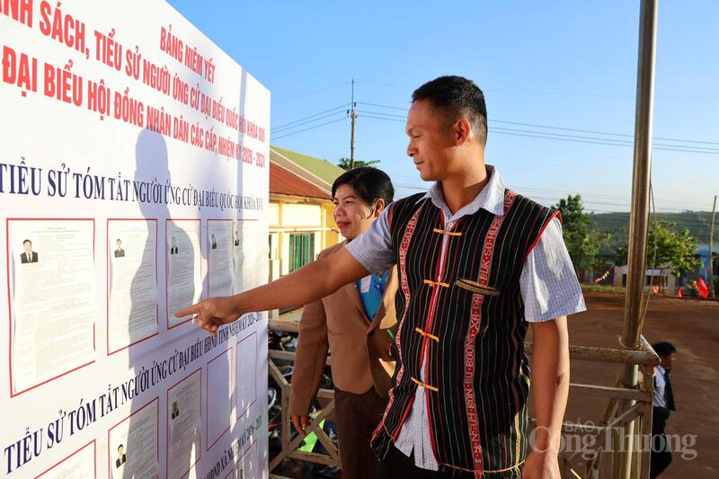 Cử tri Lâm Đồng tìm hiểu thông tin các ứng viên trong ngày hội non sông.