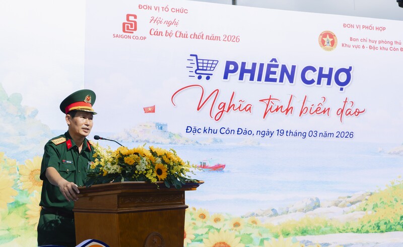 Đại tá Trần Văn Chung, Bí thư Đảng ủy Chính ủy Ban Chỉ huy phòng thủ Khu vực 6, Đặc khu Côn Đảo phát biểu tại Lễ khai mạc Phiên chợ Nghĩa tình biển đảo.